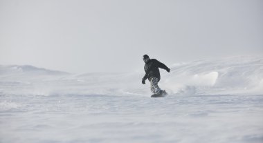 Serbest stil snowboardçu zıpla ve sür