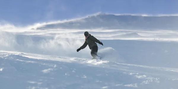 Freestyle snowboarder saltar y montar — Foto de Stock