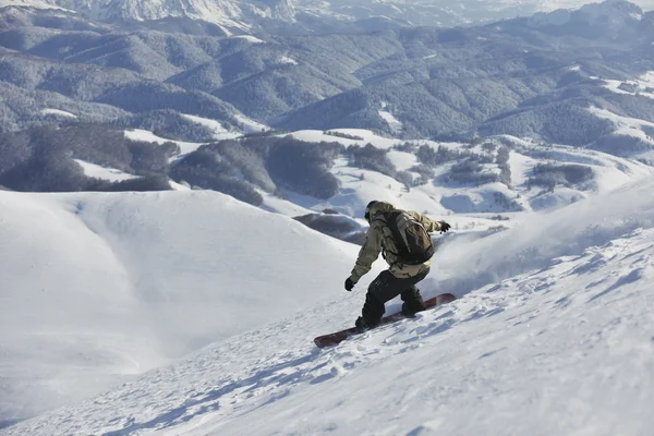 Pemain seluncur salju gaya bebas melompat dan berkuda — Stok Foto