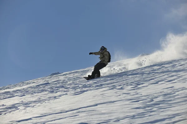 Freestyle snowboarder hoppa och rida — Stockfoto