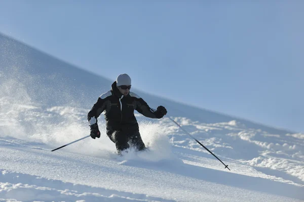 Людина катається на лижах безкоштовно — стокове фото