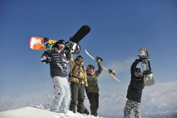 Snowboarders ontspannen en genieten van zon — Stockfoto