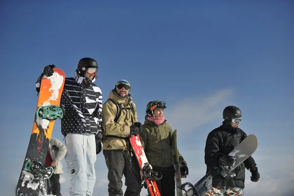 Χαλαρωτικό snowboarders και να απολαύσετε ήλιο — Φωτογραφία Αρχείου