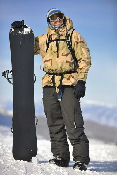 Фристайл сноубордист прыгать и ездить — стоковое фото