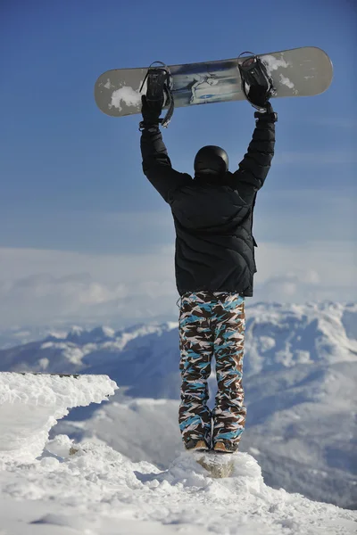 Freestyle snowboarder saltar y montar —  Fotos de Stock