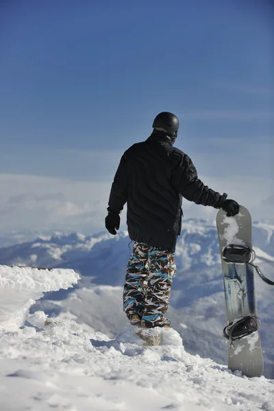 Freestyle snowboarder springen en rijden — Stockfoto