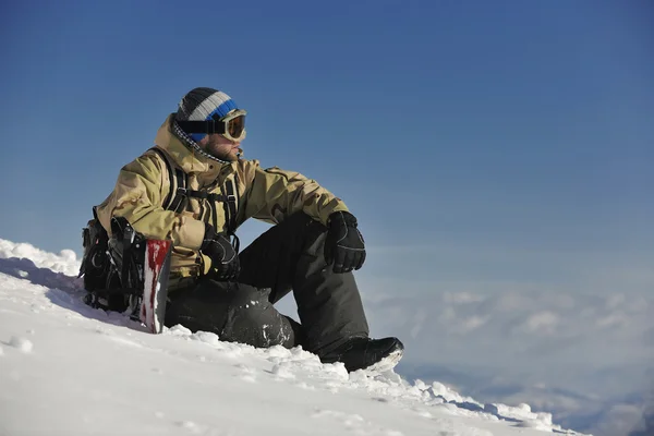 Freestyle snowboarder saut et monter — Photo