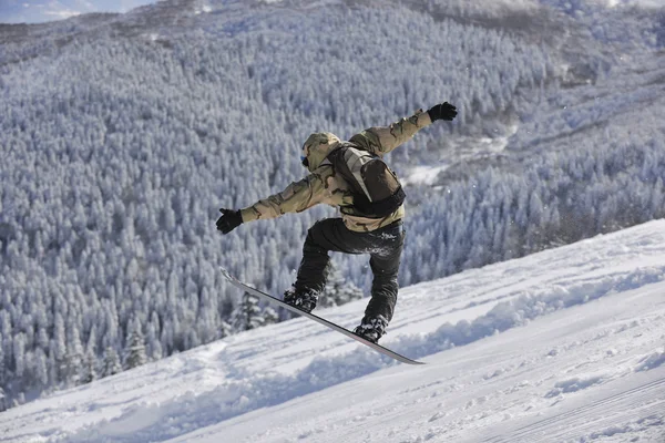 Freestyle snowboarder άλμα και βόλτα — Φωτογραφία Αρχείου