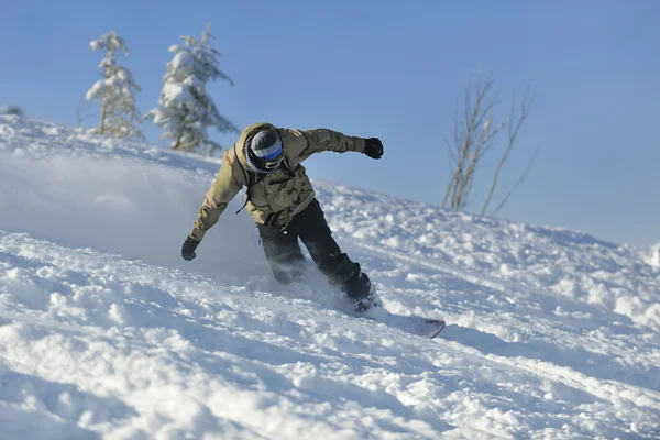 Freestyle snowboarder salto e passeio — Fotografia de Stock