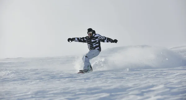 Freestyle snowboarder springen en rijden — Stockfoto