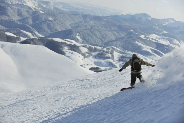 Вільний стиль сноубордист стрибати і їздити — стокове фото