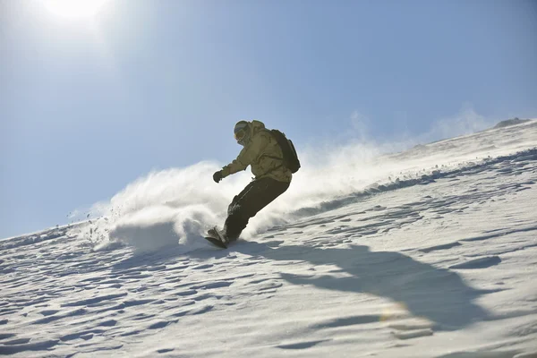 Freestyle snowboarder salto e passeio — Fotografia de Stock