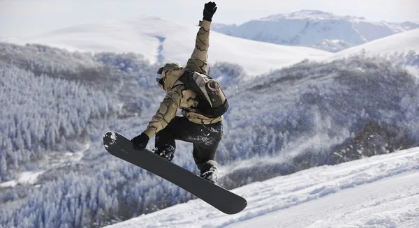 Freestyle snowboarder hoppa och rida — Stockfoto