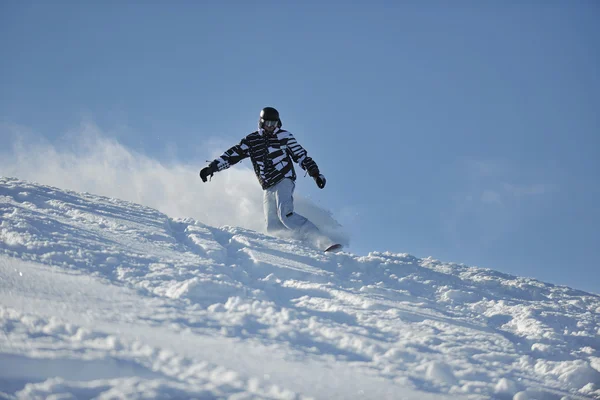 Freestyle snowboardzista skakać i jeździć — Zdjęcie stockowe