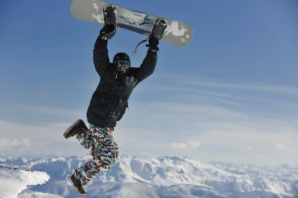 Freestyle snowboardzista skakać i jeździć — Zdjęcie stockowe