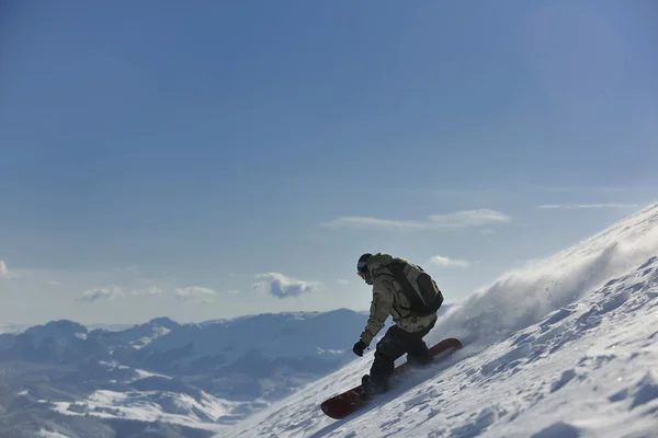 Фристайл сноубордист прыгать и ездить — стоковое фото