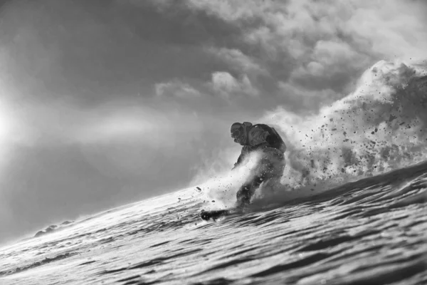 Freestyle snowboarder saltar y montar —  Fotos de Stock