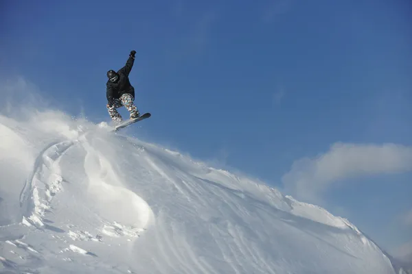 Freestyle snowboarder skok a jízda — Stock fotografie