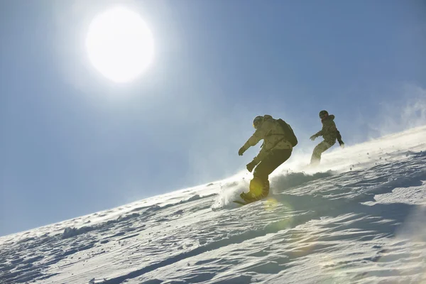 Serbest stil snowboardçu zıpla ve sür — Stok fotoğraf