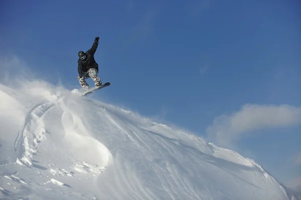 Freestyle snowboarder saut et monter Photo De Stock