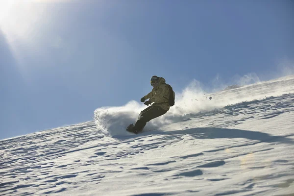Freestyle snowboarder springen en rijden Stockfoto