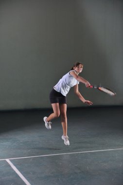 kapalı tenis oyunu oynayan genç kızlar