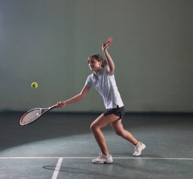 kapalı tenis oyunu oynayan genç kızlar