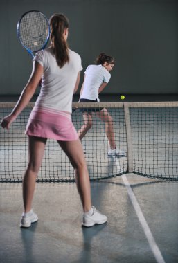 kapalı tenis oyunu oynayan genç kızlar