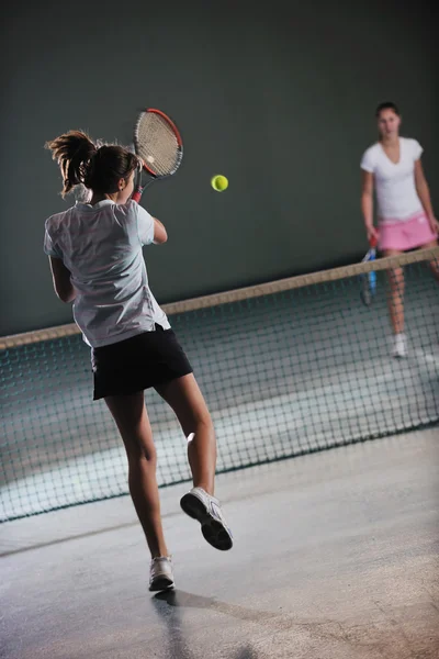 Jovens meninas jogando tênis jogo indoor — Fotografia de Stock