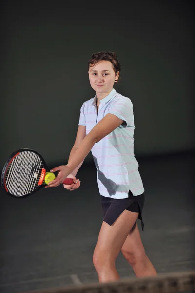 Mladé dívky hrát tenis krytý — Stock fotografie
