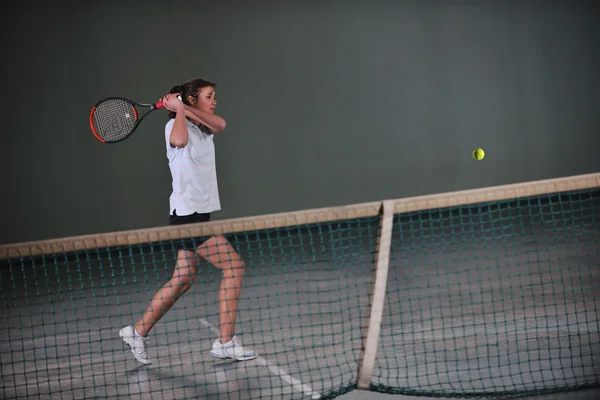 Junge Mädchen spielen Tennisspiel in der Halle — Stockfoto