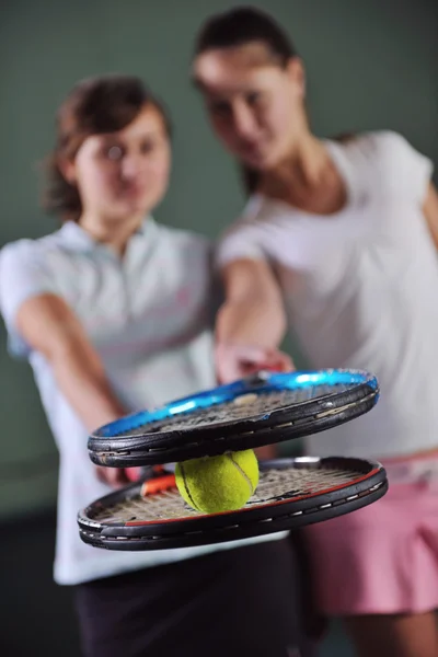Kapalı tenis oyunu oynayan genç kızlar — Stok fotoğraf