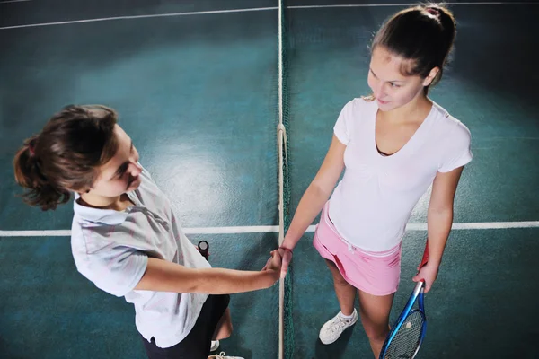 Chicas jóvenes jugando tenis juego indoor —  Fotos de Stock