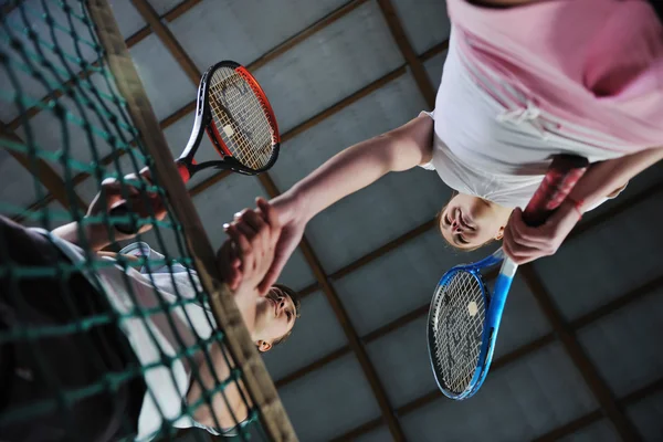 Unga tjejer spela tennisspel inomhus — Stockfoto