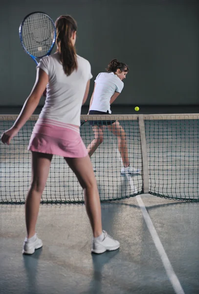 Νεαρά κορίτσια να παίζουν το παιχνίδι τένις εσωτερική — Φωτογραφία Αρχείου