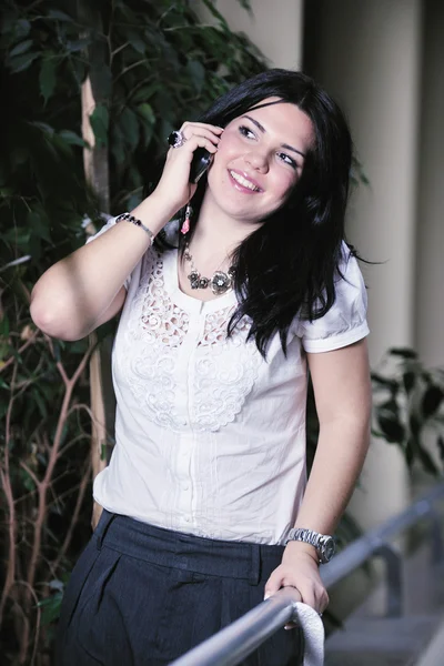 Ділова жінка розмовляє по мобільному телефону — стокове фото