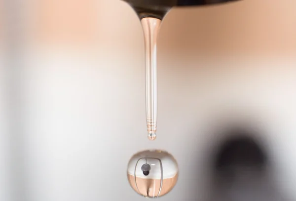 Druppel water uit de kraan 1 — Stockfoto