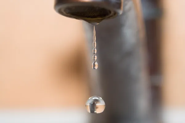 Druppel water uit de kraan 2 — Stockfoto