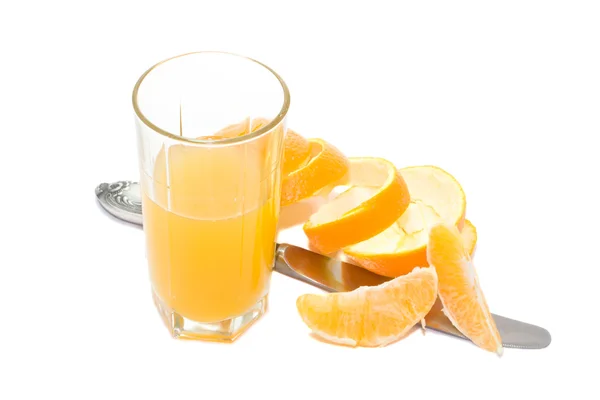 Vaso con zumo de naranja y cuchillo — Foto de Stock
