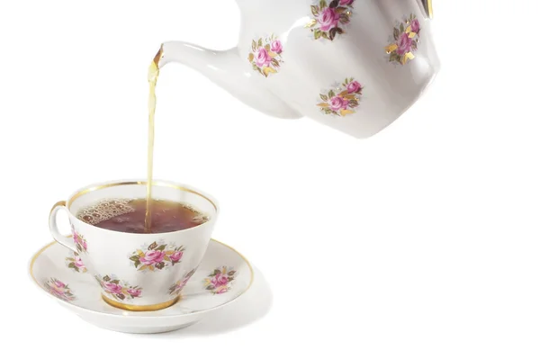 Verter una taza de té —  Fotos de Stock