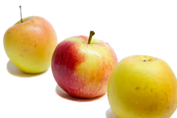 Äpplen, röda mellan gul — Stockfoto