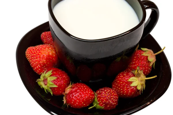 Svart kopp mjölk och jordgubbar — Stockfoto