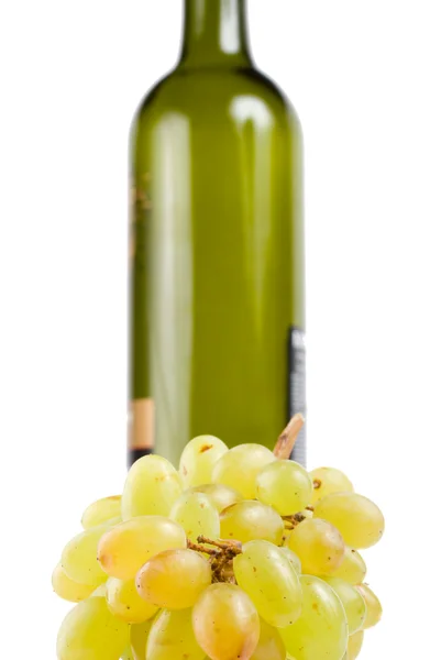 Botella y uvas verdes —  Fotos de Stock
