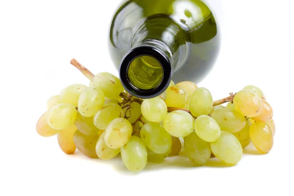 Cuello de botella y uvas verdes — Foto de Stock