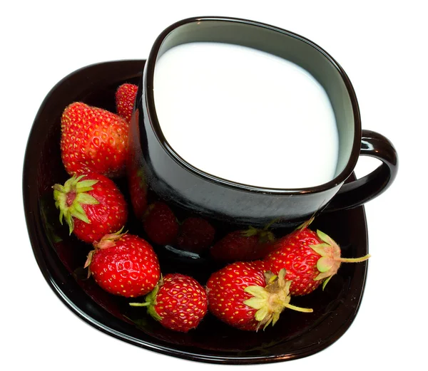 Primer plano taza de leche y fresas — Foto de Stock