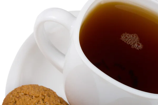 Чашка чая с печеньем крупным планом — стоковое фото