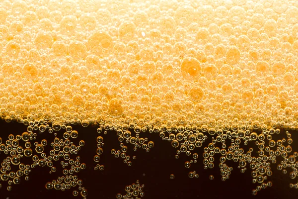 Yakın çekim koyu bira köpük ile — Stok fotoğraf