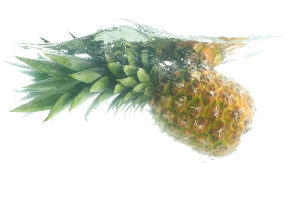 Close-up ananas vallen in water — Stockfoto