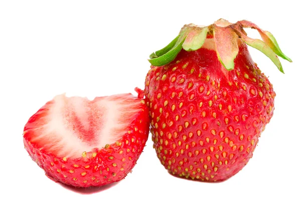 Gros plan fraises entières et demi — Photo