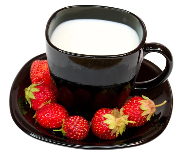 Cup of milk and strawberries — Stock Photo, Image